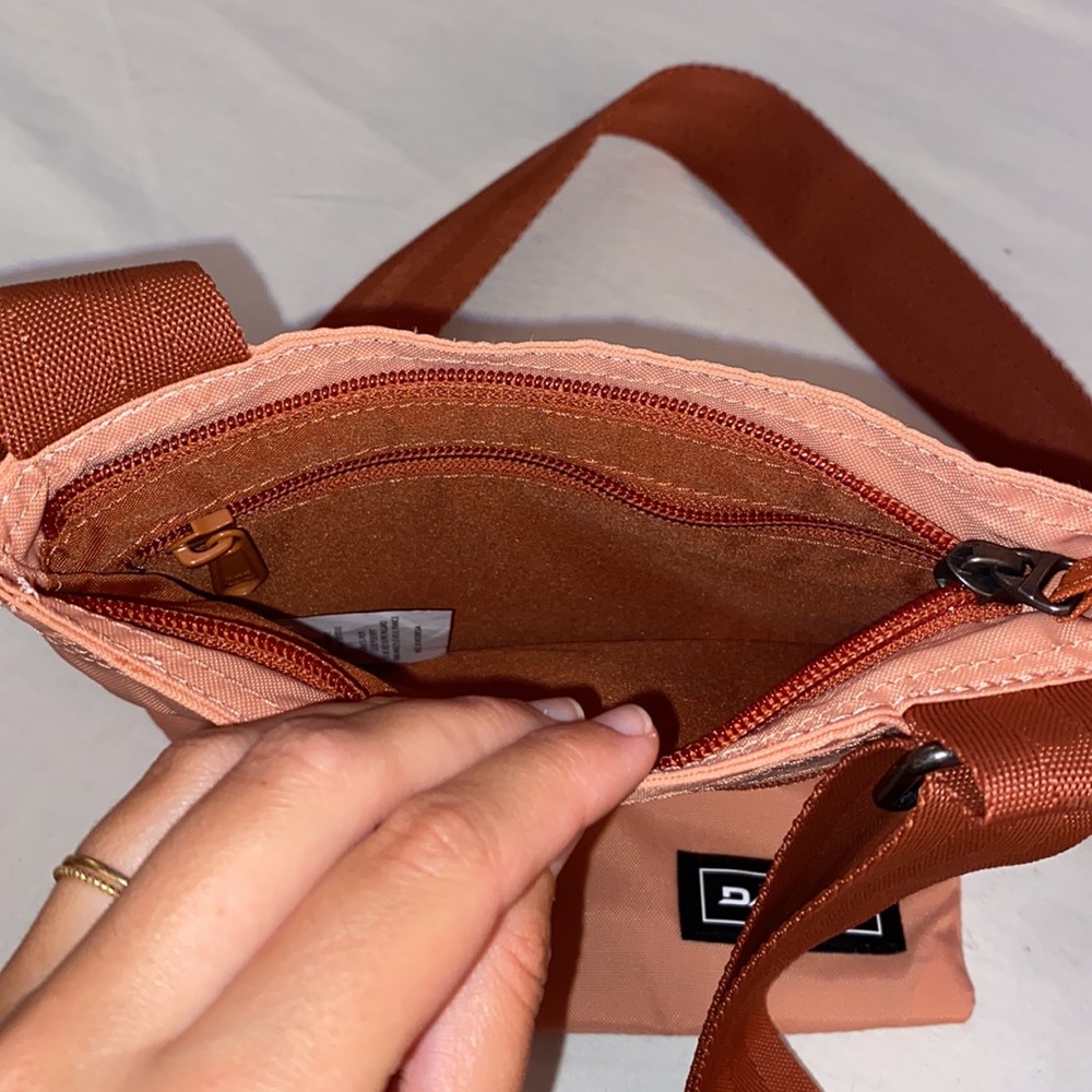 NEW Dakine sporty cross body bag.‎ - Picture 4 of 4